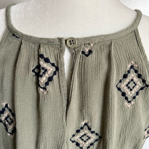 5/$25 Francesca's Patterned Halter Top - Picture 3 of 6